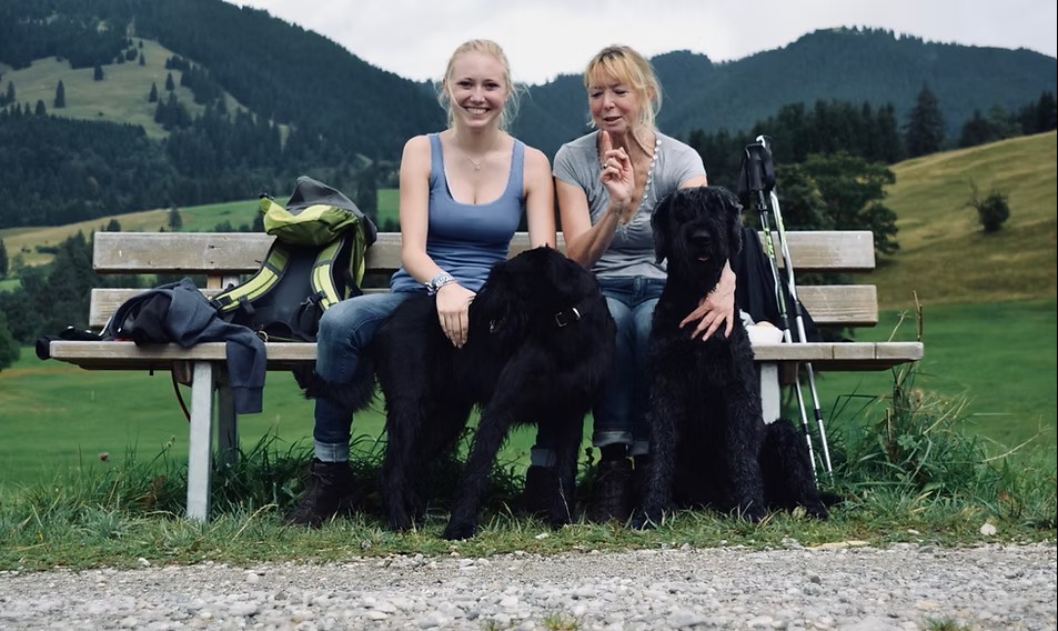Inhaberinnen mit ihren Hunden – persönliche Beratung und hochwertiger Tierbedarf