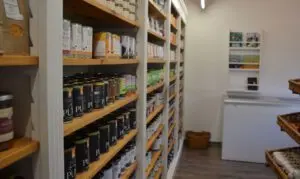 Regale mit Tierbedarf und natürlicher Tiernahrung im Laden