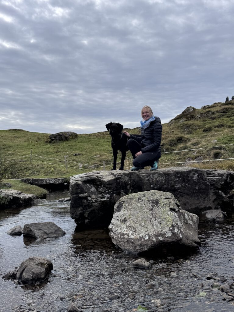 Lilly als Ernährungsberaterin für Tiere mit Hund in der Natur – persönliche BARF Beratung